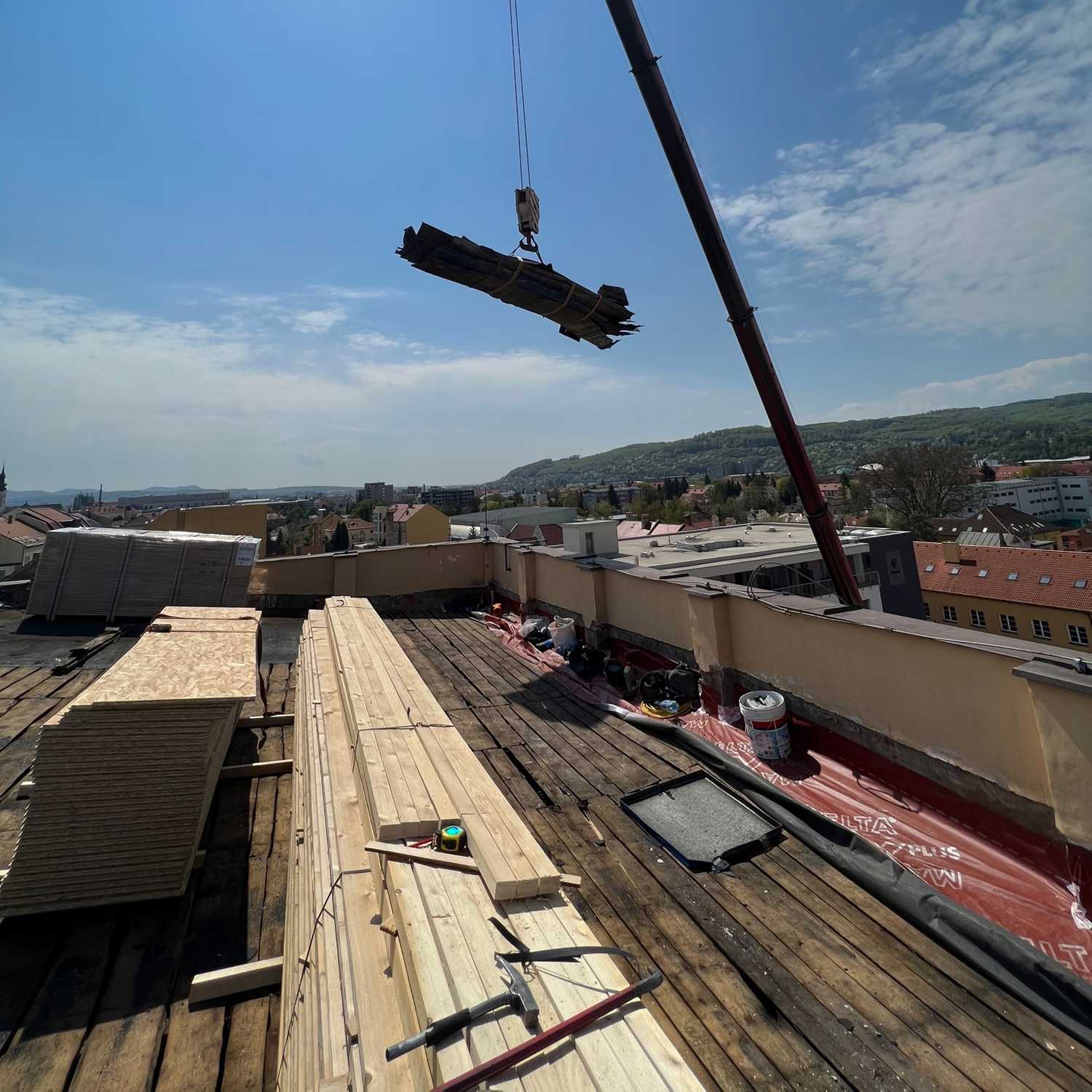 obr-2-oprava-strechy-kk-jarkova-77-presov-skladanie-starej-poskodenej-krytiny-zeriavom-a-vykladanie-materialu-na-strechu-zeriavom