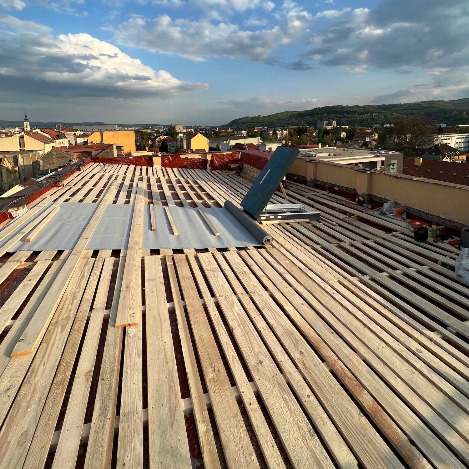 obrc-5-oprava-strechy-kk-jarkova-77-presov-ukladanie-dosak