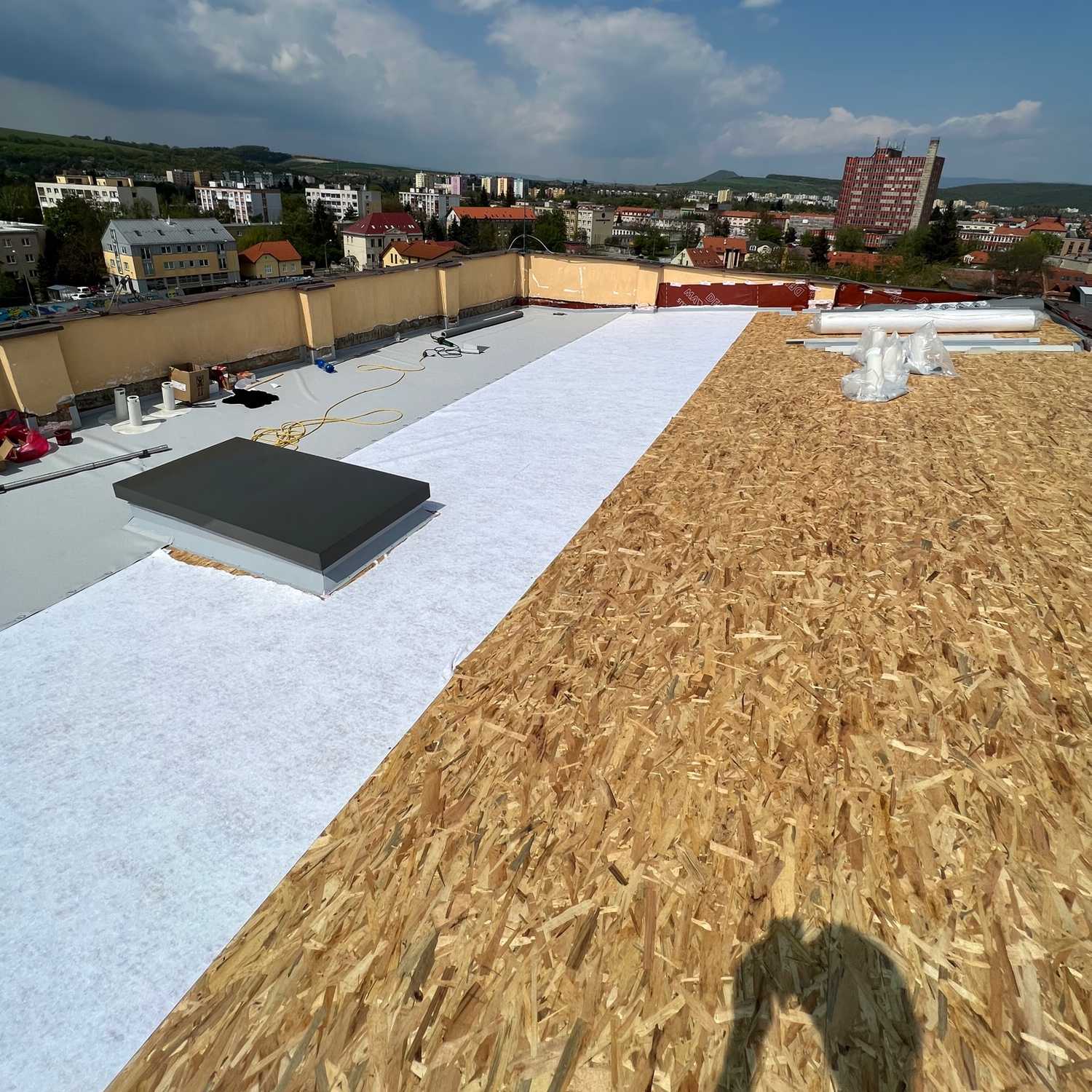 obrc-6-oprava-strechy-kk-jarkova-77-presov-ukladanie-osb-dosiek