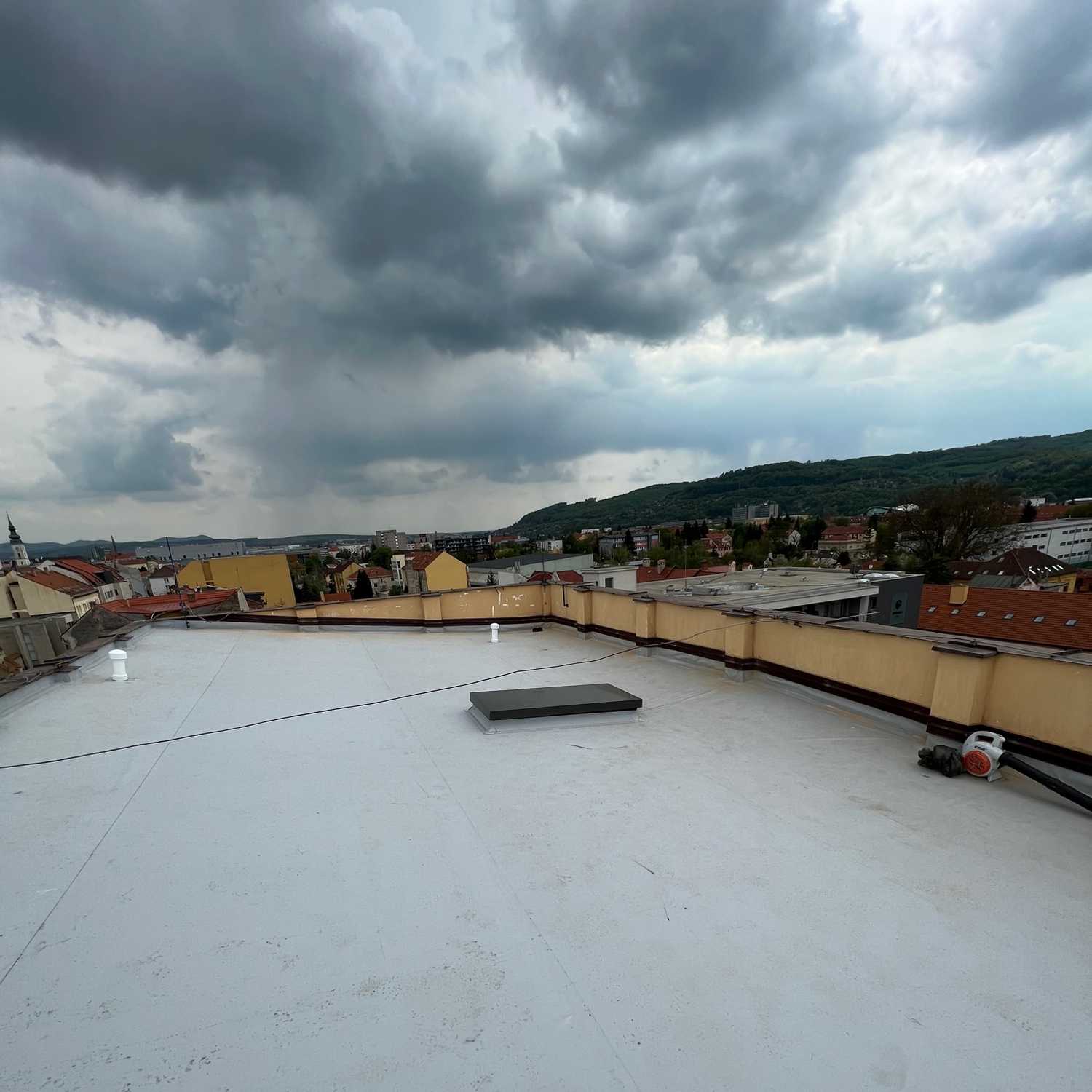 obrc-7-oprava-strechy-kk-jarkova-77-presov-pokladka-krytiny-fatrafol-folia